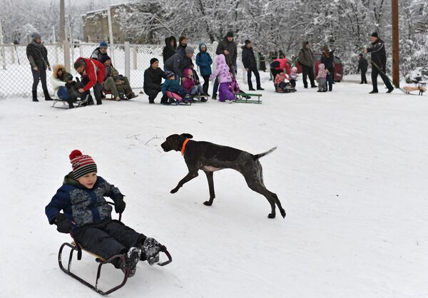 صبي يتزحلق على الثلج في ممر أنغارسك، شبه جزيرة القرم الروسية - سبوتنيك عربي