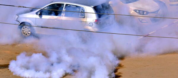 قوات الأمن السودانية تطلق الغاز المسيل للدموع لتفريق المتظاهرين السودانيين خلال الاحتجاجات المناهضة للحكومة في الخرطوم - سبوتنيك عربي