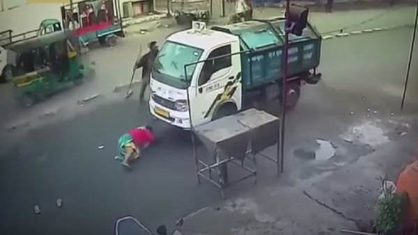 امرأة تنجو من الدهس تحت شاحنة - سبوتنيك عربي