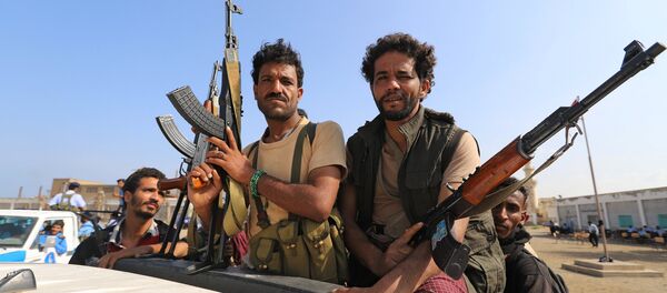 مسلحون من الحوثيين يركبون شاحنة أثناء انسحابهم، جزءا من اتفاقية سلام برعاية الأمم المتحدة وقعت في السويد - سبوتنيك عربي