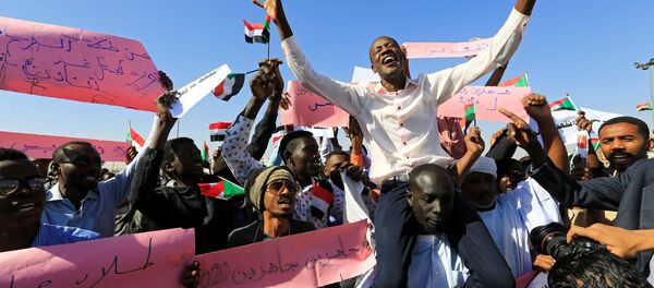 احتجاجات في السودان - مسيرات مؤيدة للرئيس السوداني عمر البشير في الخرطوم، 9 يناير/ كانون الثاني 2019 - سبوتنيك عربي