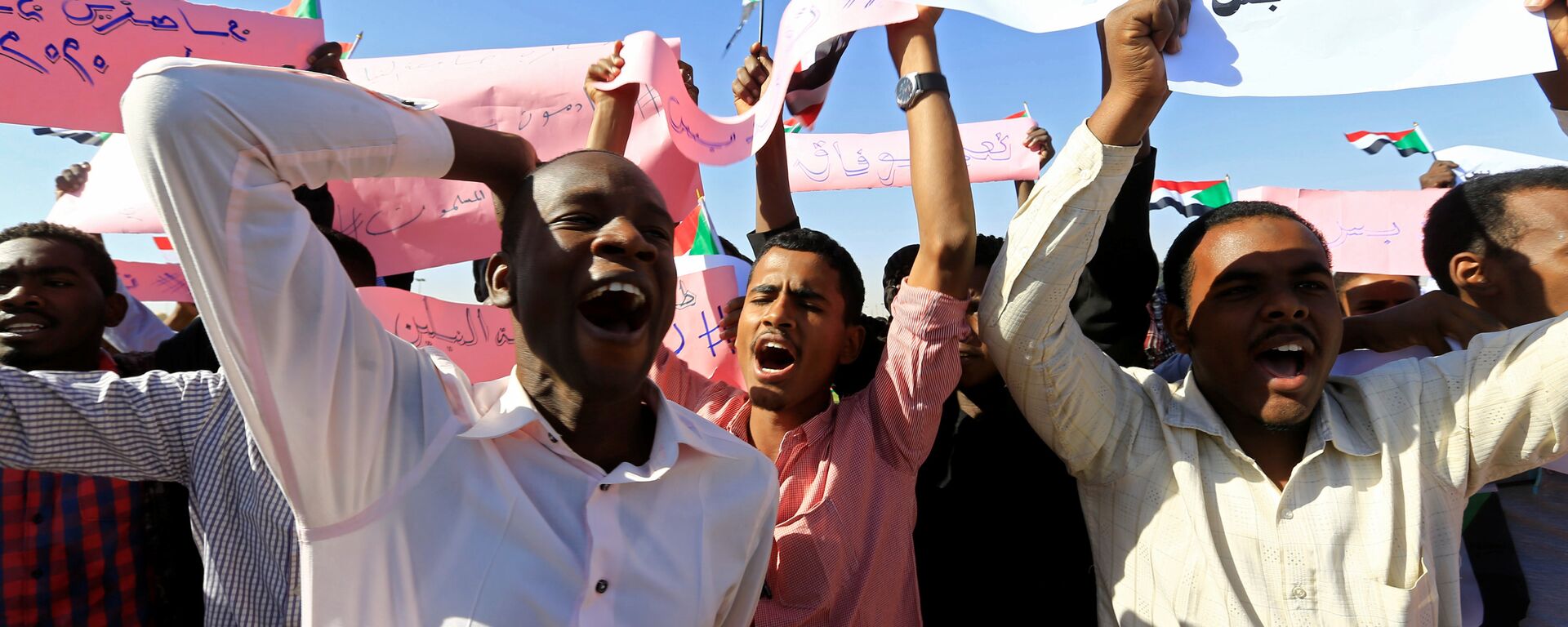 احتجاجات في السودان - مسيرات مؤيدة للرئيس السوداني عمر البشير في الخرطوم، 9 يناير/ كانون الثاني 2019 - سبوتنيك عربي, 1920, 03.02.2021