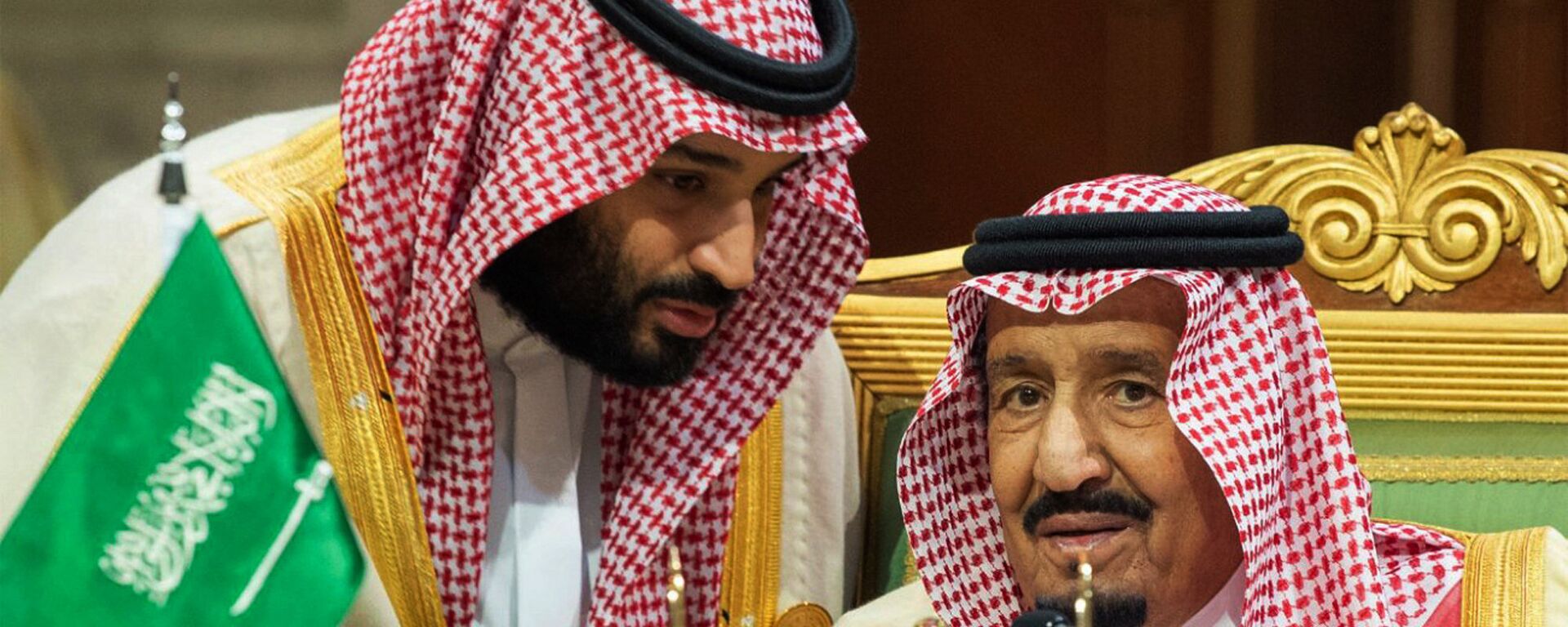 ولي العهد السعودي الأمير محمد بن سلمان يتحدث إلى العاهل السعودي الملك سلمان بن عبد العزيز آل سعود في افتتاح القمة الخليجية الـ 39 في الرياض، 9 ديسمبر/كانون الأول 2018 - سبوتنيك عربي, 1920, 30.09.2020