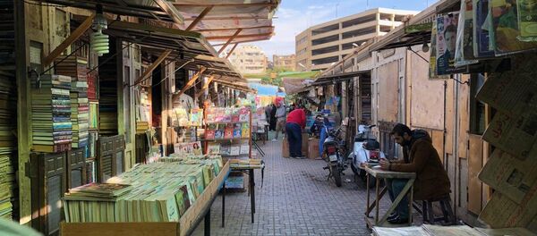 سور الأزبكية لبيع الكتب القديمة بالقاهرة - سبوتنيك عربي