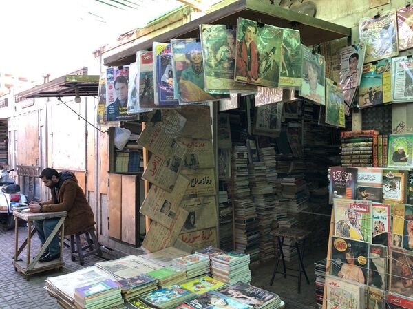 مجلات وصحف قديمة في سور الأزبكية لبيع الكتب القديمة بالقاهرة  - سبوتنيك عربي