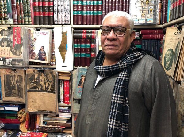 بائع كتب قديمة في سور الأزبكية بوسط القاهرة  - سبوتنيك عربي