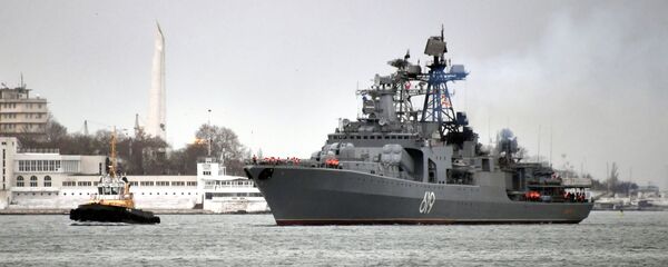 السفينة الكبيرة المضادة للغواصات التابعة للأسطول الشمالي سيفيرومورسك تصل ميناء سيفاستوبل، القرم - سبوتنيك عربي