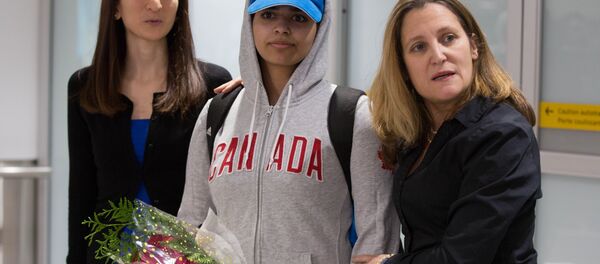 وزيرة الخارجية الكندية، كريستيا فريلاند، تستقبل الشابة السعودية رهف القنون - سبوتنيك عربي