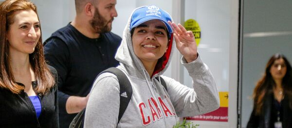 الفتاة السعودية الهاربة رهف محمد القنون، فور وصولها إلى كندا - سبوتنيك عربي