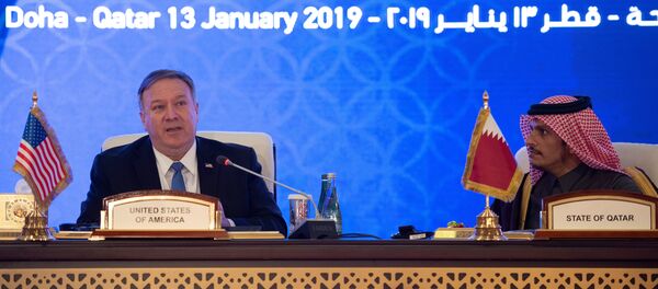 وزير الخارجية الأمريكي مايك بومبيو مع نظيره القطري الشيخ محمد بن عبد الرحمن، خلال الجولة الثانية من الحوار الاستراتيجي في العاصمة القطرية الدوحة - سبوتنيك عربي