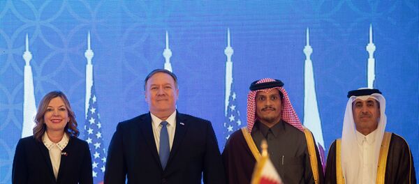 وزير الخارجية الأمريكي مايك بومبيو مع نظيره القطري الشيخ محمد بن عبد الرحمن، خلال الجولة الثانية من الحوار الاستراتيجي في العاصمة القطرية الدوحة - سبوتنيك عربي