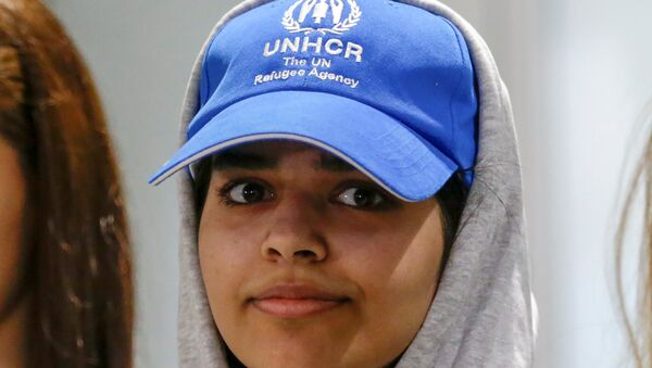 الفتاة السعودية الهاربة رهف محمد القنون، فور وصولها إلى كندا - سبوتنيك عربي