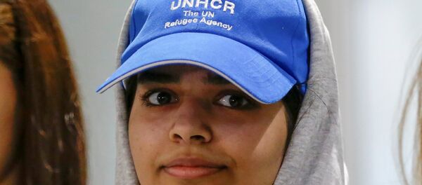 الفتاة السعودية الهاربة رهف محمد القنون، فور وصولها إلى كندا - سبوتنيك عربي