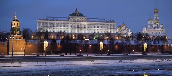 قصر الكرملين الكبير ينعكس في مياه  نهر موسكو - سبوتنيك عربي