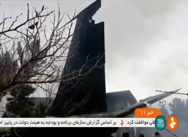 تحطم الطائرة الإيرانية بوينغ 707 في محافظة ألبرز، في منطقة سكنية بضواحي طهران، إيران 14 يناير/ كانون الثاني 2019 تحطم الطائرة الإيرانية بوينغ 707 في محافظة ألبرز، في منطقة سكنية بضواحي طهران، إيران 14 يناير/ كانون الثاني 2019 - سبوتنيك عربي