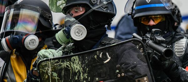 استمرار احتجاجات السترات الصفراء - الشرطة الفرنسية تفرق المتظاهرين في باريس، يناير/ كانون الثاني 2019 استمرار احتجاجات السترات الصفراء - الشرطة الفرنسية تفرق المتظاهرين في باريس، يناير/ كانون الثاني 2019 - سبوتنيك عربي