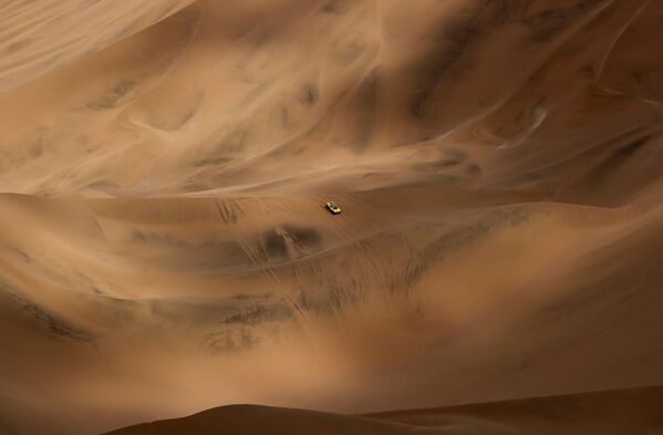 سائقا السيارة Gelly Auto Shell Lubricant Cooper: الفرنسي فيليب غاش ومساعده البلجيكي ستيفان بريفوت، خلال المرحلة الخامسة من سباق رالي داكار 2019 بين تاكنا وأريكيبا، بيرو 11 يناير/ كانون الثاني 2019 - سبوتنيك عربي