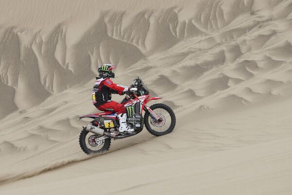 فريق البرتغال- سائق الدراجة النارية هوندا البرتغالي باولو غونسالفيس، خلال المرحلة الأولى من سباق رالي داكار 2019 بين ليما وبيسكو، بيرو 7 يناير/ كانون الثاني 2019 - سبوتنيك عربي