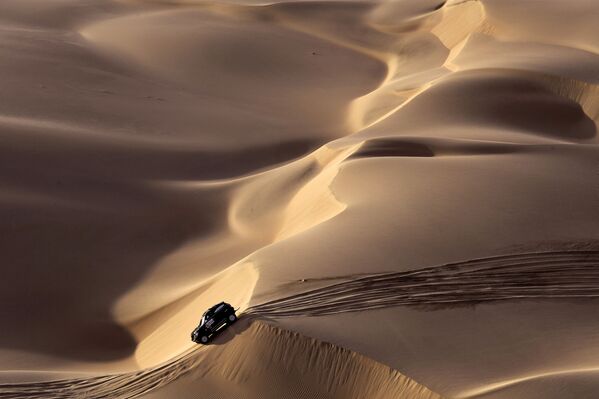 فريق إسبانيا - سائقا السياراة الصغيرة ميني الإسبانيان ناني روما ومساعده ألكسندر هارو برافو، خلال المرحلة الثانية من سباق رالي داكار 2019 بين بيسكو وسان خوان دي ماركونا، بيرو 8 يناير/ كانون الثاني 2019 - سبوتنيك عربي