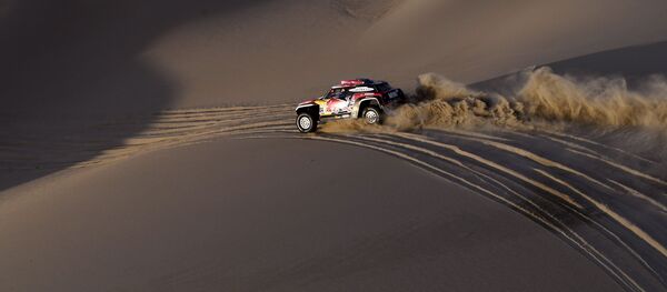 فريق فرنسا - سائقا المركبة الفرنسيان سيريل ديبريس ومساعده جان بول كوتريت ، خلال المرحلة الثانية من سباق رالي داكار 2019 بين بيسكو وسان خوان دي ماركونا، بيرو 8 يناير/ كانون الثاني 2019 - سبوتنيك عربي