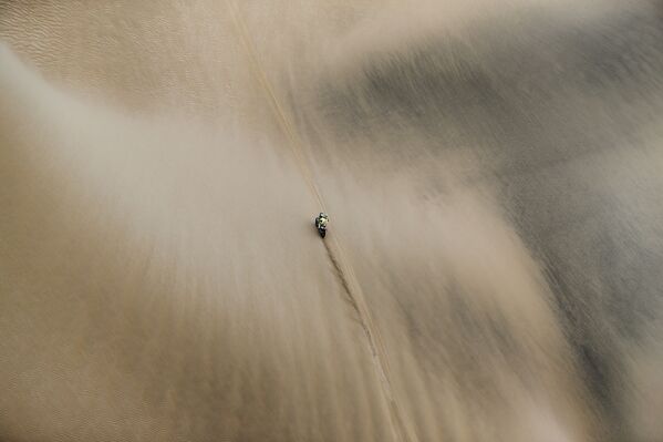 فريق إسبانيا - سائق الدراجة النارية Sherco TVS الإسباني لورينزو سانتولينو، خلال المرحلة السادسة من سباق رالي داكار 2019 بين أريكيبا وسان خوان دي ماركونا، بيرو 13 يناير/ كانون الثاني 2019 - سبوتنيك عربي