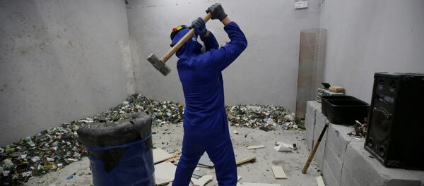 غرفة الغضب في بكين - أحد الزوار يحطم قطعة أثاث بواسطة شاكوش، الصين 12 يناير/ كانون الثاني 2019 - سبوتنيك عربي