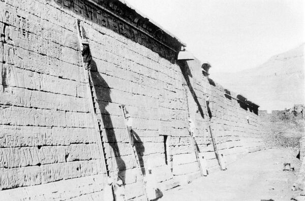 ترميم جدران معبد رمسيس الثالث في الأقصر، والسجلات المنقوشة لحجارتها، تم تصويرها في مصر عام 1932 - سبوتنيك عربي
