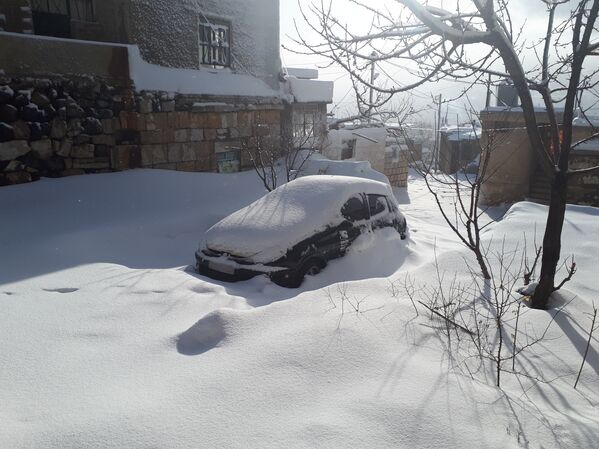 الوحدات العسكرية السورية تفتح الطريق المحاصر بالثلوج على الحدود الفاصلة بين شطري الجولان السوري - سبوتنيك عربي