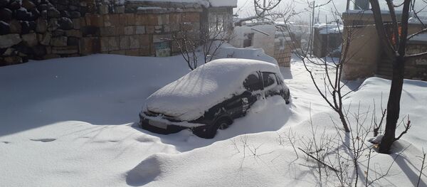 الوحدات العسكرية السورية تفتح الطريق المحاصر بالثلوج على الحدود الفاصلة بين شطري الجولان السوري - سبوتنيك عربي