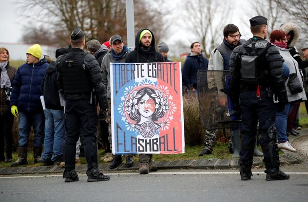 مظاهرات ضد ماكرون أمام مؤتمر الحوار الوطني الكبير - سبوتنيك عربي