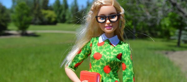 التلميذى دمية باربي تحمل كتبها المدرسية التلميذى دمية باربي تحمل كتبها المدرسية - سبوتنيك عربي