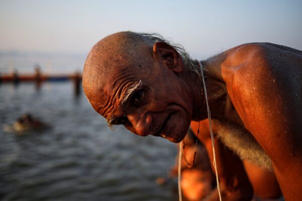 عجوز يستحم على نهر الغانج في مهرجان ماها كومبه ميلا - سبوتنيك عربي