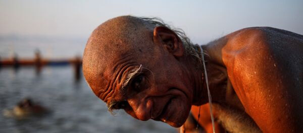 عجوز يستحم على نهر الغانج في مهرجان ماها كومبه ميلا - سبوتنيك عربي