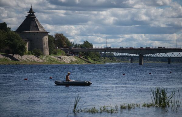 جسر يمر فوق نهر فيليكايا إلى مدينة بسكوف - سبوتنيك عربي