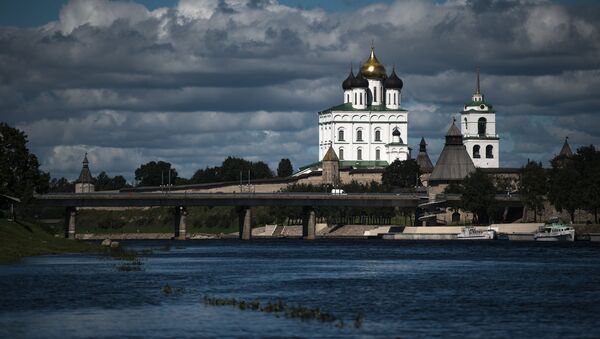 جسر يمر فوق نهر فيليكايا على خلفية كتدرائية سفياتو-ترويتسكي الموجودة على أراضي كرملين بسكوف - سبوتنيك عربي