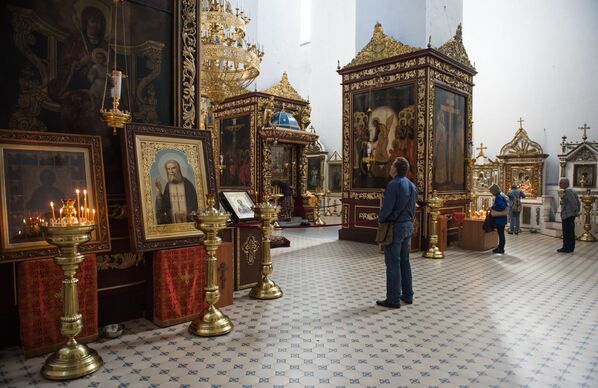 زوار داخل كتدرائية سفياتو-ترويتسكي الموجودة على أراضي كرملين بسكوف - سبوتنيك عربي