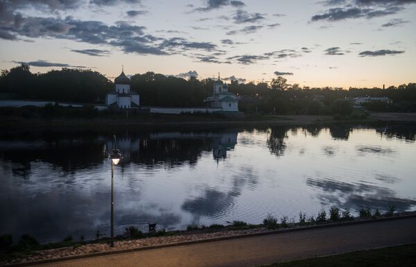 ضفة نهر فيليكايا في مدينة بسكوف - سبوتنيك عربي