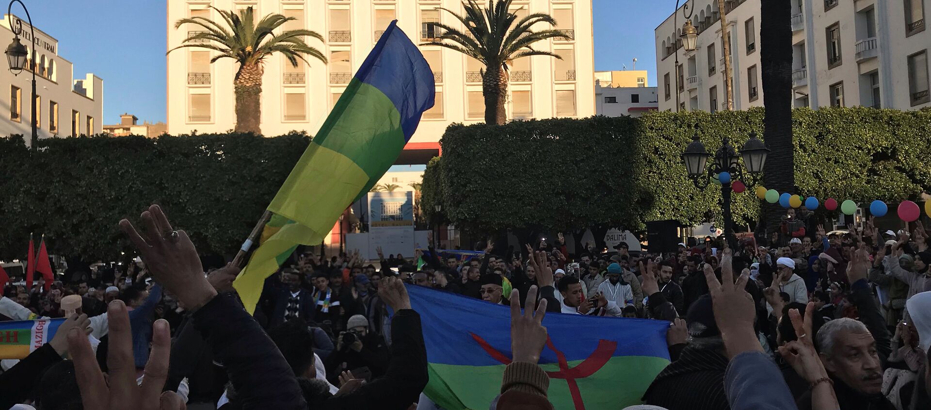 الشعب الأمازيغي يحتفل بعامه الجديد خارج البرلمان بدعوات لدولة للاعتراف باليوم كعطلة رسمية وحماية لغتهم في الرباط - سبوتنيك عربي, 1920, 11.01.2021