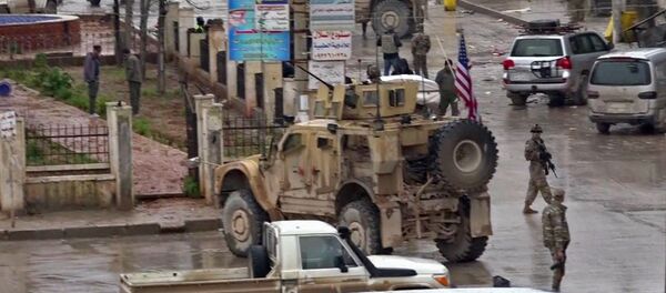 صورة مأخوذة من شريط فيديو التقطته قناة AFPTV في 16 كانون الثاني/ يناير 2019 تظهر القوات الأمريكية تجمّعت في مسرح هجوم انتحاري في مدينة منبج السورية الشمالية - سبوتنيك عربي