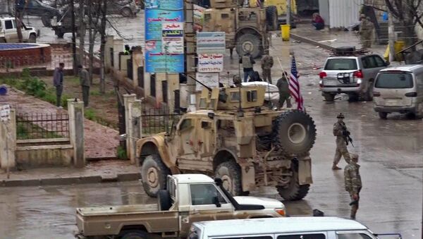 صورة مأخوذة من شريط فيديو التقطته قناة AFPTV في 16 كانون الثاني/ يناير 2019 تظهر القوات الأمريكية تجمّعت في مسرح هجوم انتحاري في مدينة منبج السورية الشمالية - سبوتنيك عربي