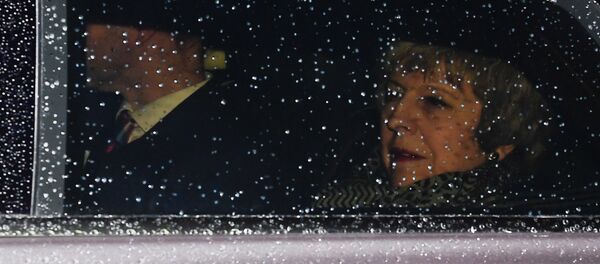 رئيسة الوزراء البريطانية تيريزا ماي تصل إلى مبنى البرلمان حيث تواجه تصويتًا بسحب الثقة بعد رفض اتفاق خروج بريطانيا من الاتحاد الأوروبي - سبوتنيك عربي