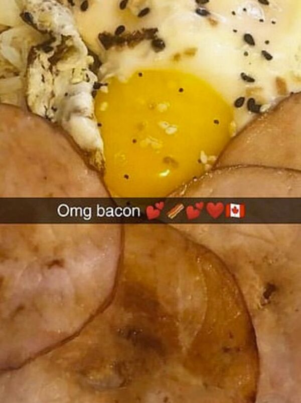 صور رهف محمد تتناول لحم الخنزير المقدد وكوب من قهوة ستاربكس على سناب شات صور رهف محمد تتناول لحم الخنزير المقدد وكوب من قهوة ستاربكس على سناب شات - سبوتنيك عربي