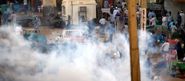 إطلاق غاز مسيل للدموع لتفريق متظاهرين سودانيين خلال مظاهرات مناهضة للحكومة في ضواحي الخرطوم - سبوتنيك عربي