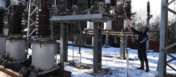 تصليحات لخطوط الكهرباء، محطة لتوليد الكهرباء من الطاقة الشمسية، تبعد 20 كيلومترا عن دمشق، سوريا - سبوتنيك عربي