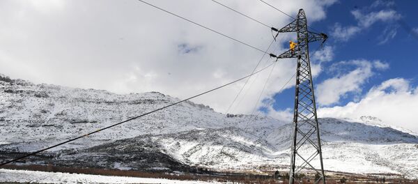 تصليحات لخطوط الكهرباء، محطة لتوليد الكهرباء من الطاقة الشمسية، تبعد 20 كيلومترا عن دمشق، سوريا - سبوتنيك عربي