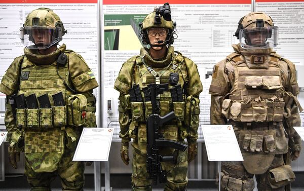 مركز الهندسة والخدمات التقنية روس غفارديا يعرض أحدث وسائل الحماية والدروع الواقية للبدن، في مدينة بالاشيخا في ضواحي موسكو - سبوتنيك عربي