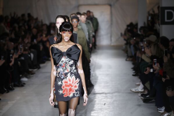 عرض أزياء خريف/ شتاء 2019/20 من تصميم جون هارلو، في ميلانو، إيطاليا 13 يناير/ كانون الثاني 2019 - سبوتنيك عربي