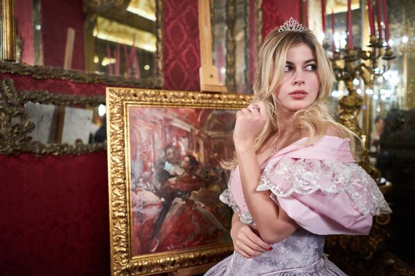 إحدى المشاركات في الحفل السابع لرقص القاعات الكبير في روما، مكرسة لذكرى الملحن الروسي تشايكوفسكي - سبوتنيك عربي