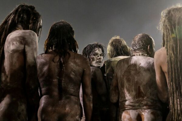 مهرجان ماها كومبه ميلا - يأتي الزهاد والقديسين والنسّاك (من طبقة السادهو) والمتعبدين من فئة الكالبافاسي والزوار، يسيطر عليهم شعور بوحدة المقصد، بأن يتخلصوا من الشرور، ويتطهروا في النهر المقدس، يتوافدون إلى المكان ويغمرون أجسادهم في مياه النهر شديدة البرودة، يقودهم زاهدون عراة يكسو أجسادهم الرماد وبعضهم يعيش في الكهوف، يكونون عراة إلا من سترة على الوسط، ومنهم من يخلع تلك السترة ليكون عاريا تماما، الهند 15 يناير/ كانون 2019 - سبوتنيك عربي