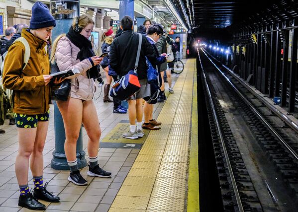 فعالية بدون سروال في مترو الأنفاق السنوية، نيويورك، الولايات المتحدة يناير/ كانون الثاني 2019 - سبوتنيك عربي